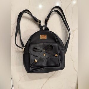 Ihayner Black Medium Sized Fashion
Backpack with 3 Pockets NWOT